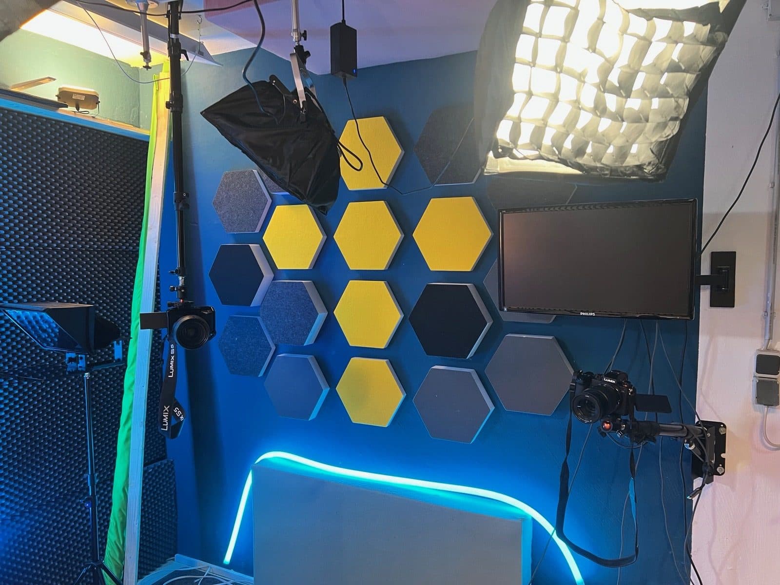 Die Videoseite des Studios: Wabenwand, zwei Kameras und Monitor